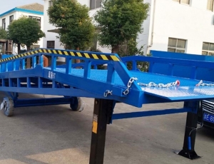 江陰移動(dòng)式液壓登車橋